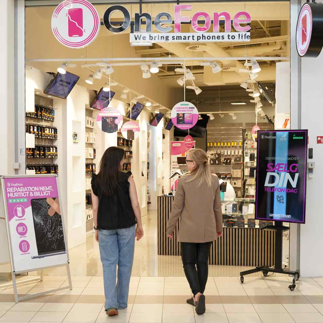 To damer går i OneFone butikken i Randers Storcenter.